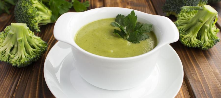 Broccoli soup with smoked trout