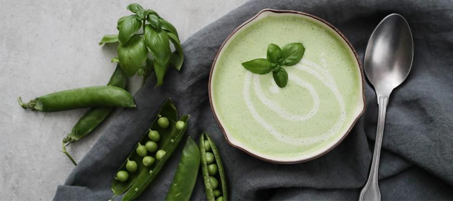 Green pea soup with ham