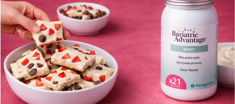 Gefrorener Protein-Joghurt mit Erdbeeren und Zartbitterschokolade 